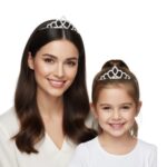 אמא ובת עם כתר נסיכה על הראש