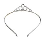 כתר נסיכה כסוף משובץ אבנים על רקע לבן. מבט מאחור