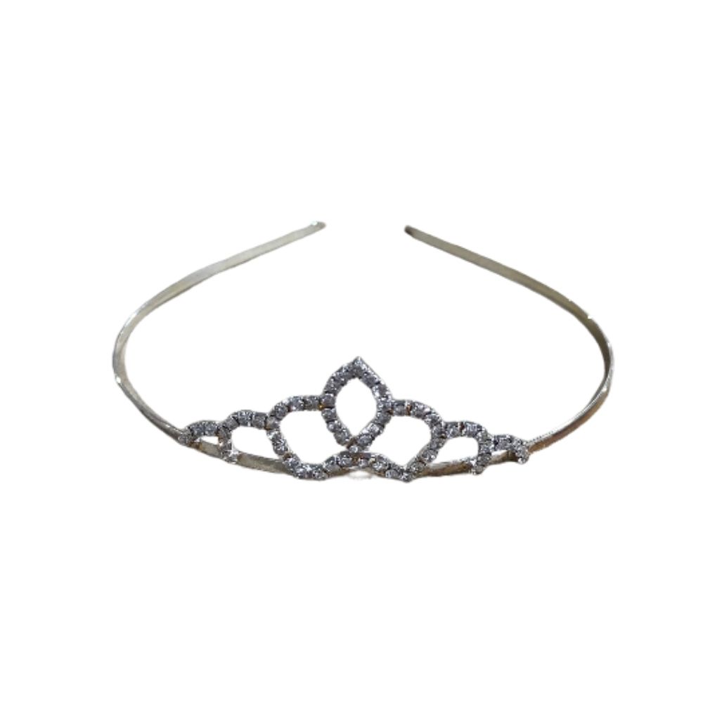 כתר נסיכה כסוף משובץ אבנים על רקע לבן.