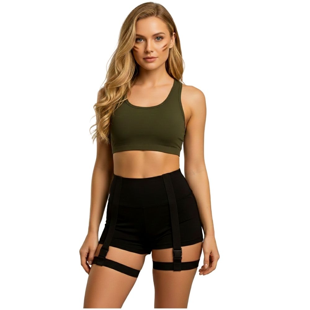 "דוגמנית במראה קרבי לובשת חגורת רצועות טקטית שחורה ללוחמת עם אבזמי קליק ורצועות מתכווננות"